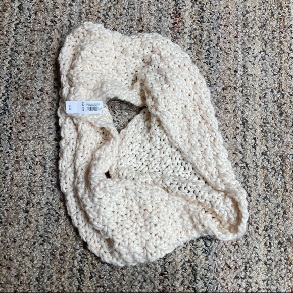 Old Navy Accessories - NWT Old Navy Knit infinity scarf